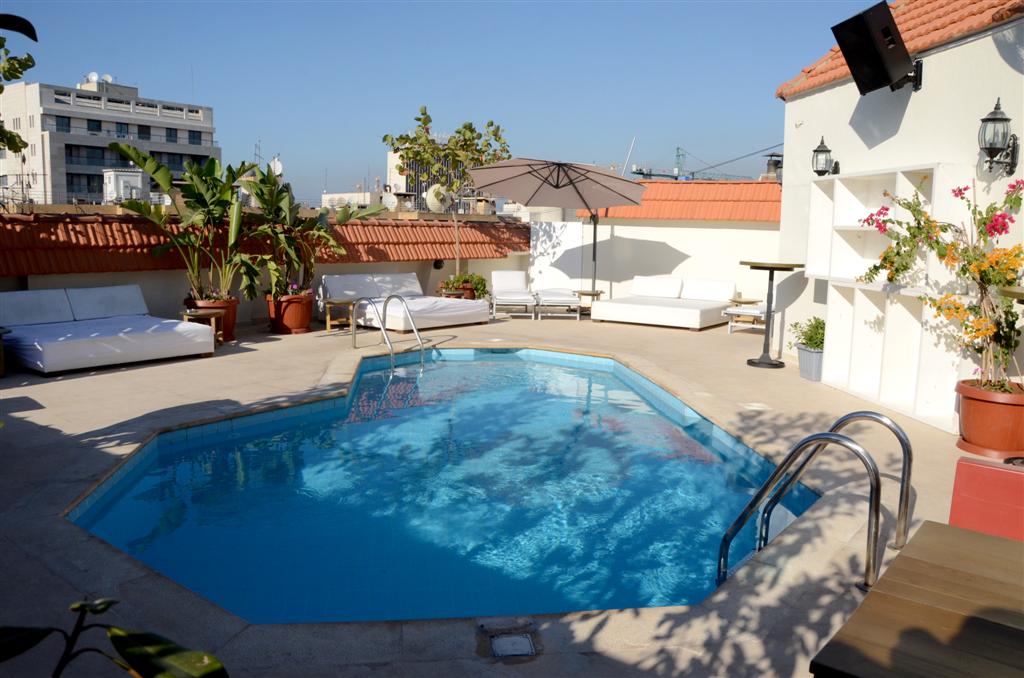 Serenada rooftop pool by day